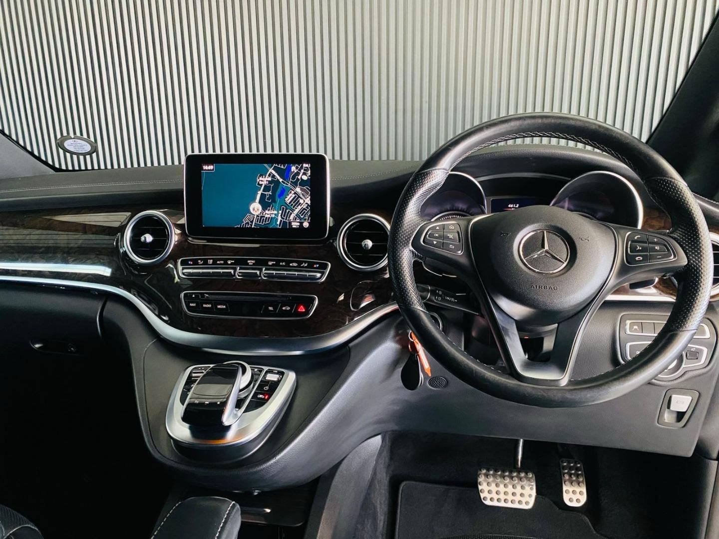 MERCEDES BENZ V CLASS V220D AVANTGARDE - 12